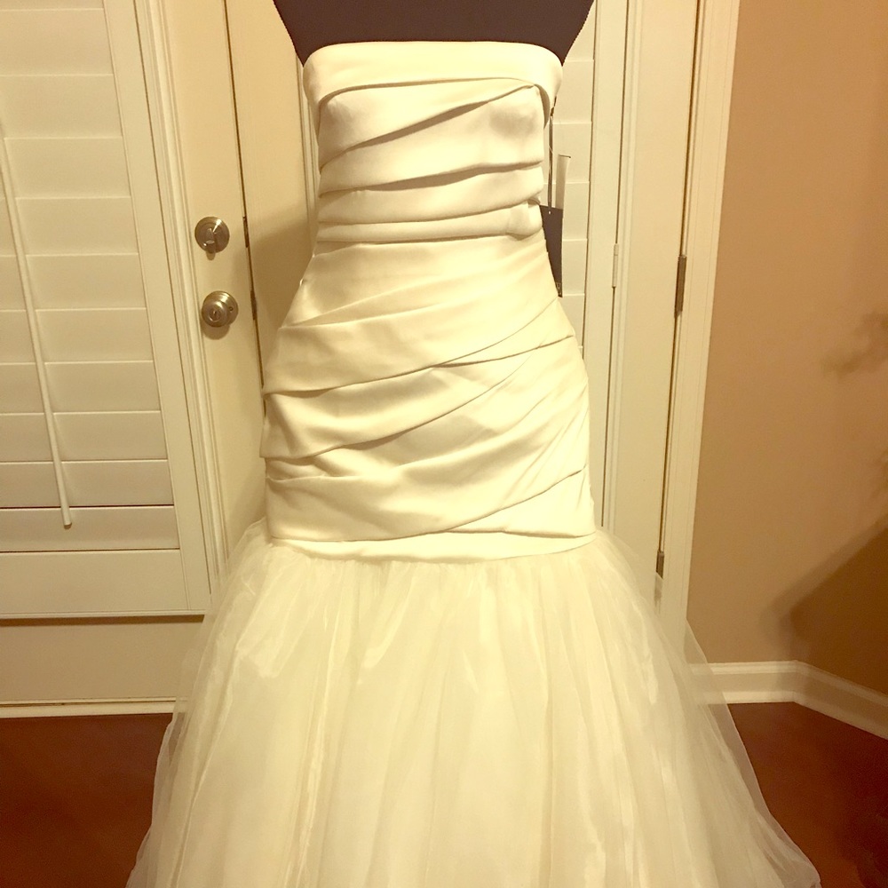 Vera Wang Fit and Flare Wedding Dress Ivory